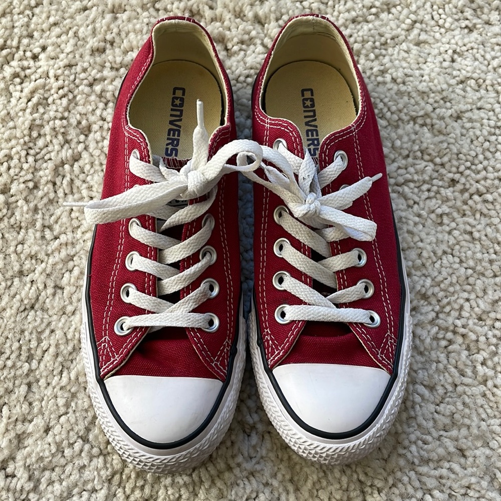 Converse Chuck Taylor Low Top in Red